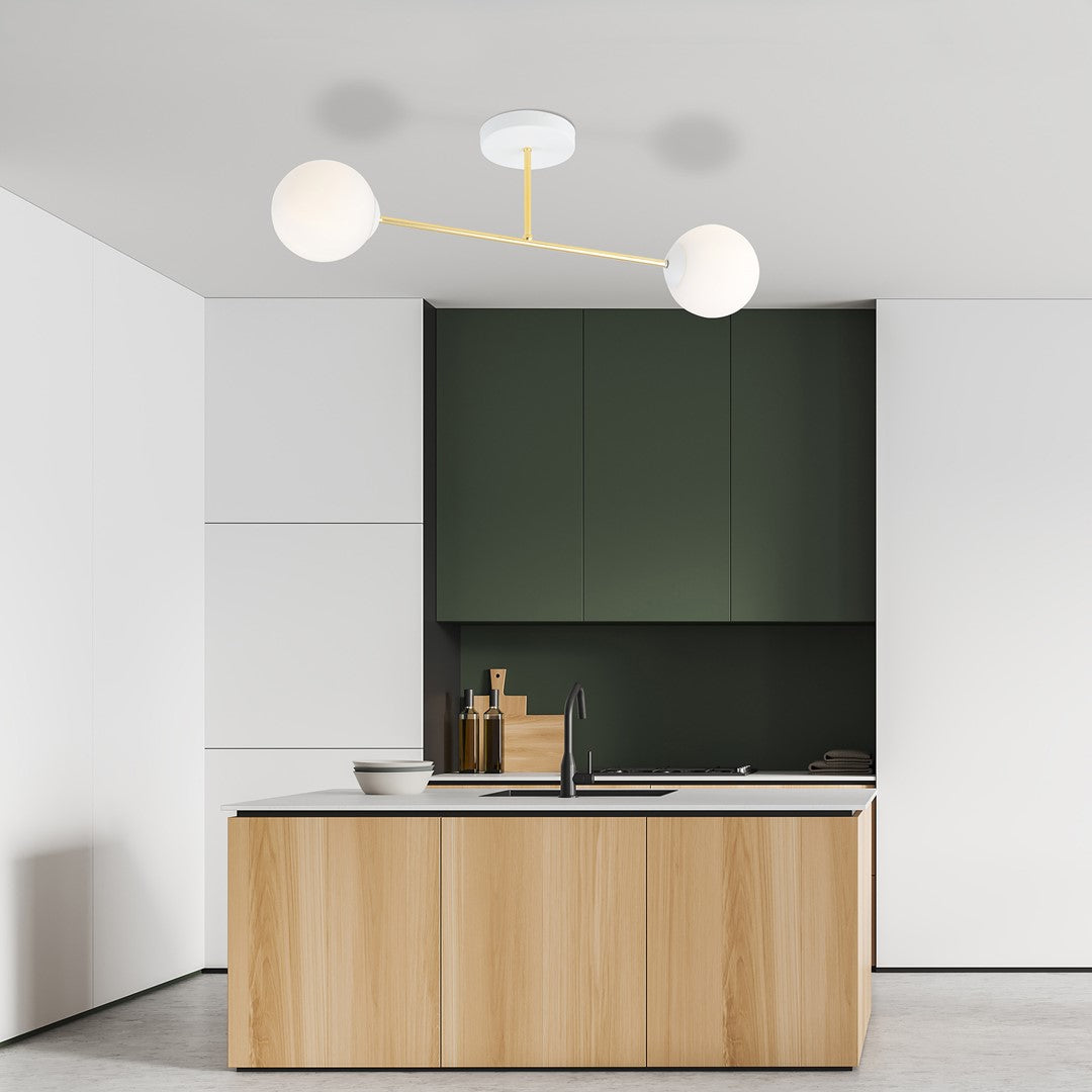 MAGNUM 2 – Stijlvolle plafondlamp met gouden frame en opaalglas voor een modern interieuraccent