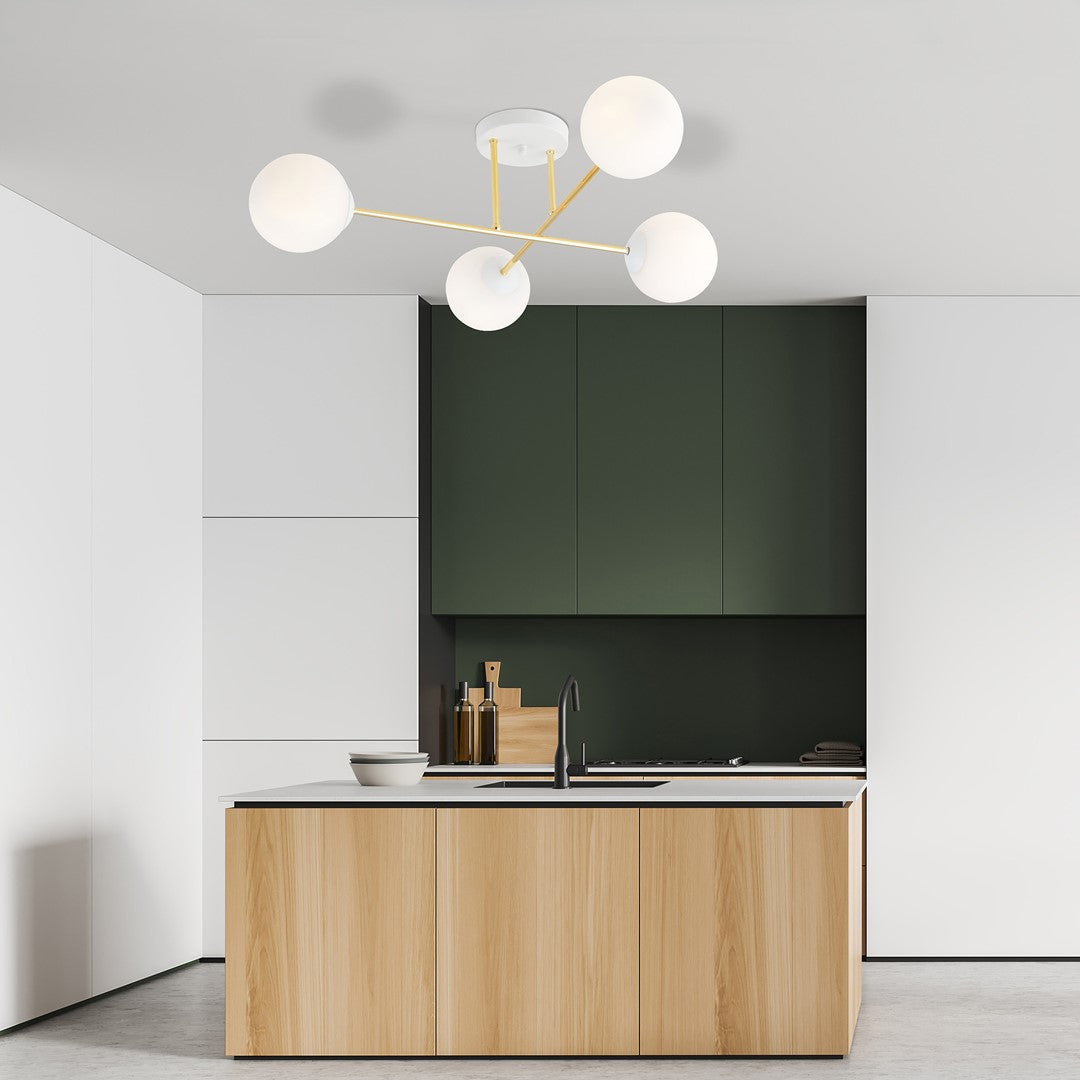 MAGNUM 4 – Luxueuze plafondlamp met opaalglas en gouden accenten voor een stijlvol interieur