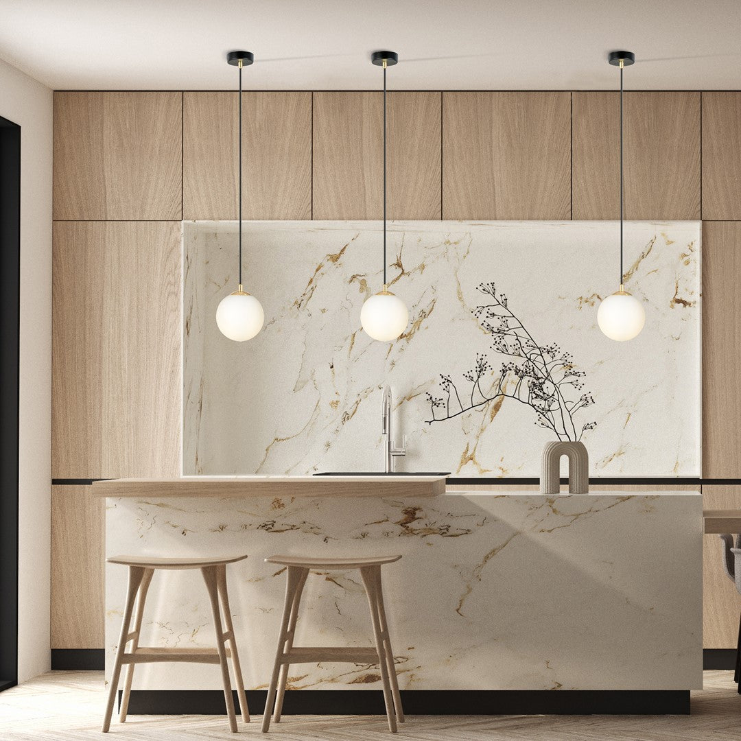 ROYAL 1 Black – Minimalistische plafondlamp met verfijnde gouden accenten