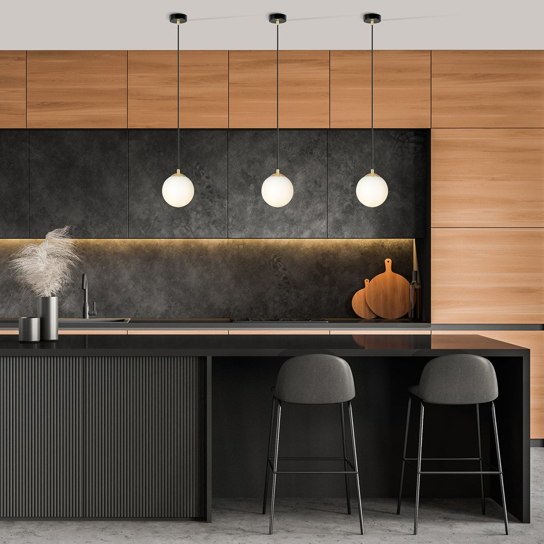 ROYAL 1 Black – Minimalistische plafondlamp met verfijnde gouden accenten