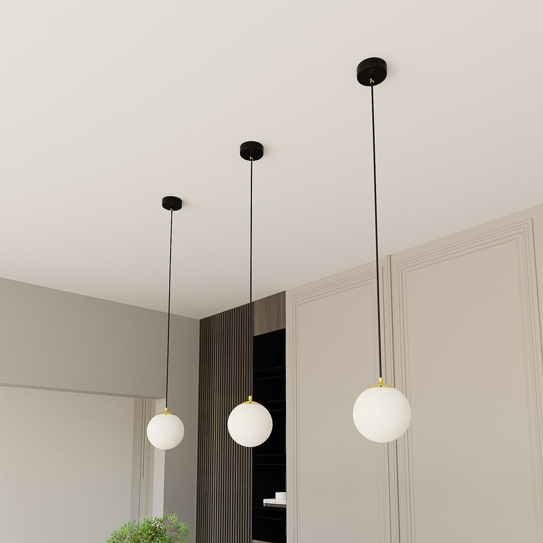 ROYAL 1 Black – Minimalistische plafondlamp met verfijnde gouden accenten