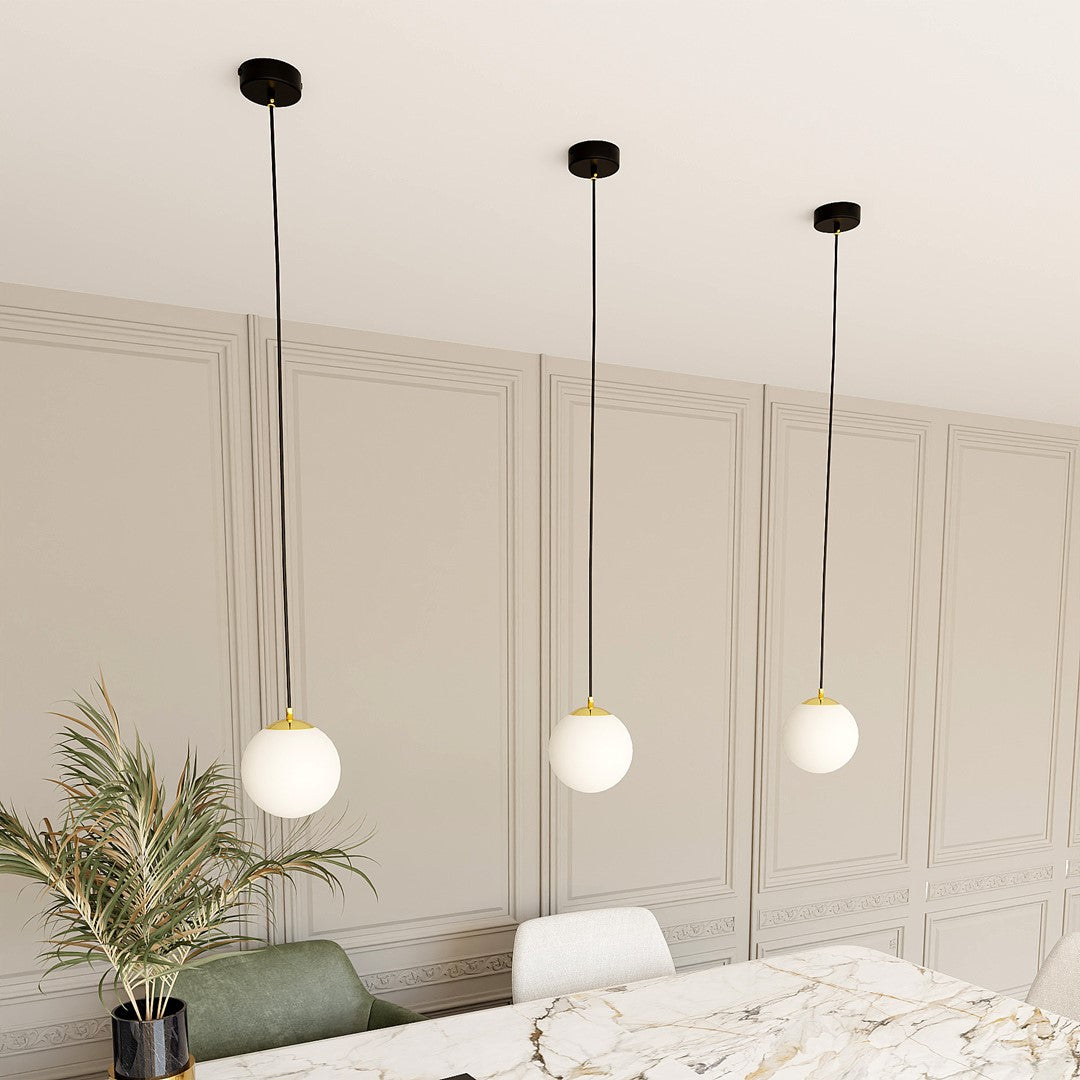 ROYAL 1 Black – Minimalistische plafondlamp met verfijnde gouden accenten