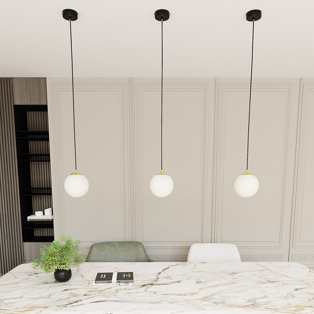 ROYAL 1 Black – Minimalistische plafondlamp met verfijnde gouden accenten