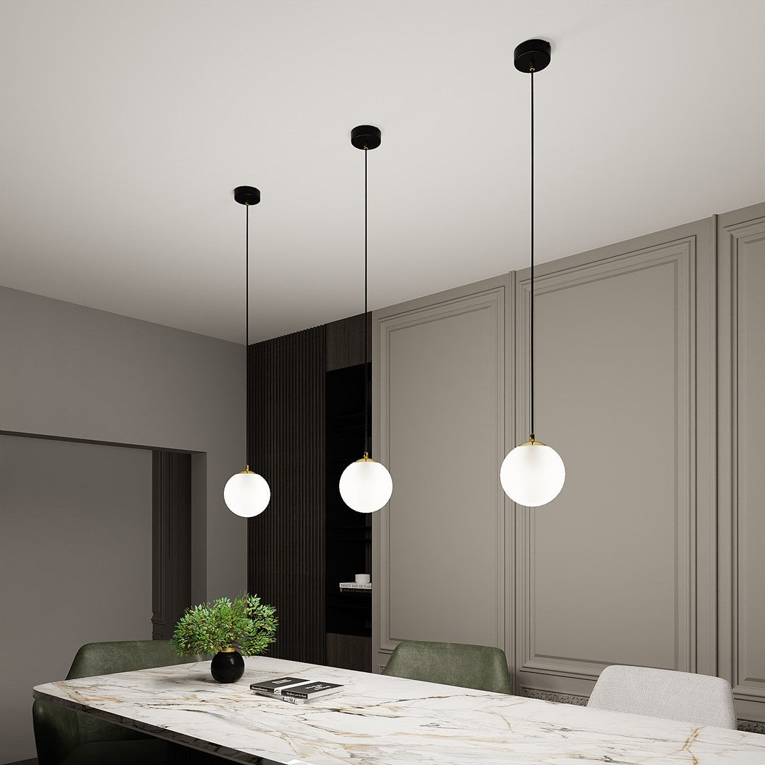 ROYAL 1 Black – Minimalistische plafondlamp met verfijnde gouden accenten