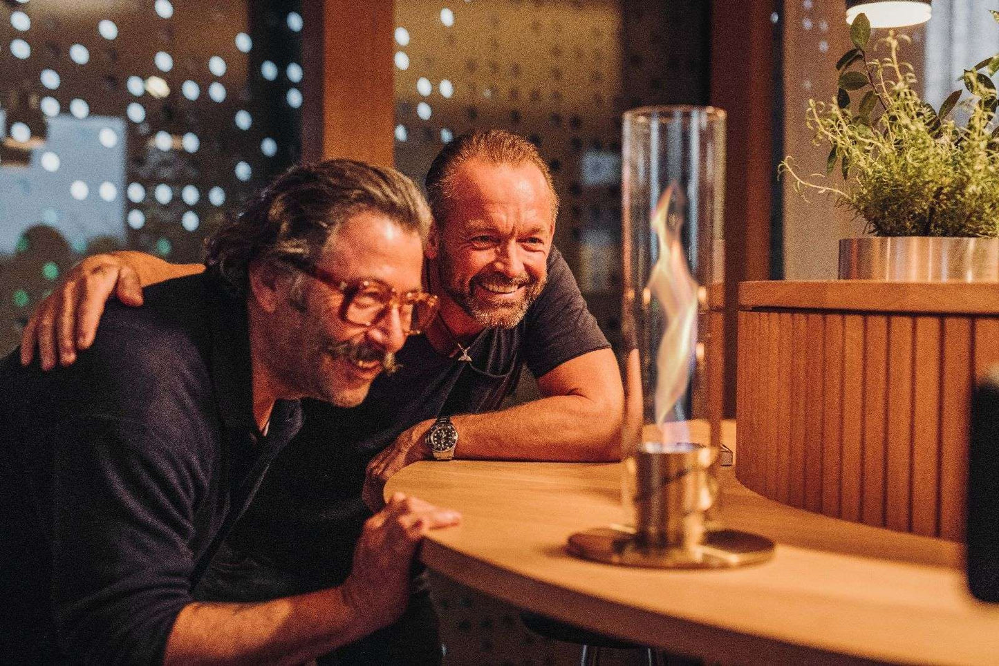 Höfats SPIN 90 Tafelvuur – Goud/transparant – Breng sfeer, stijl en vuur samen in één uniek designstuk