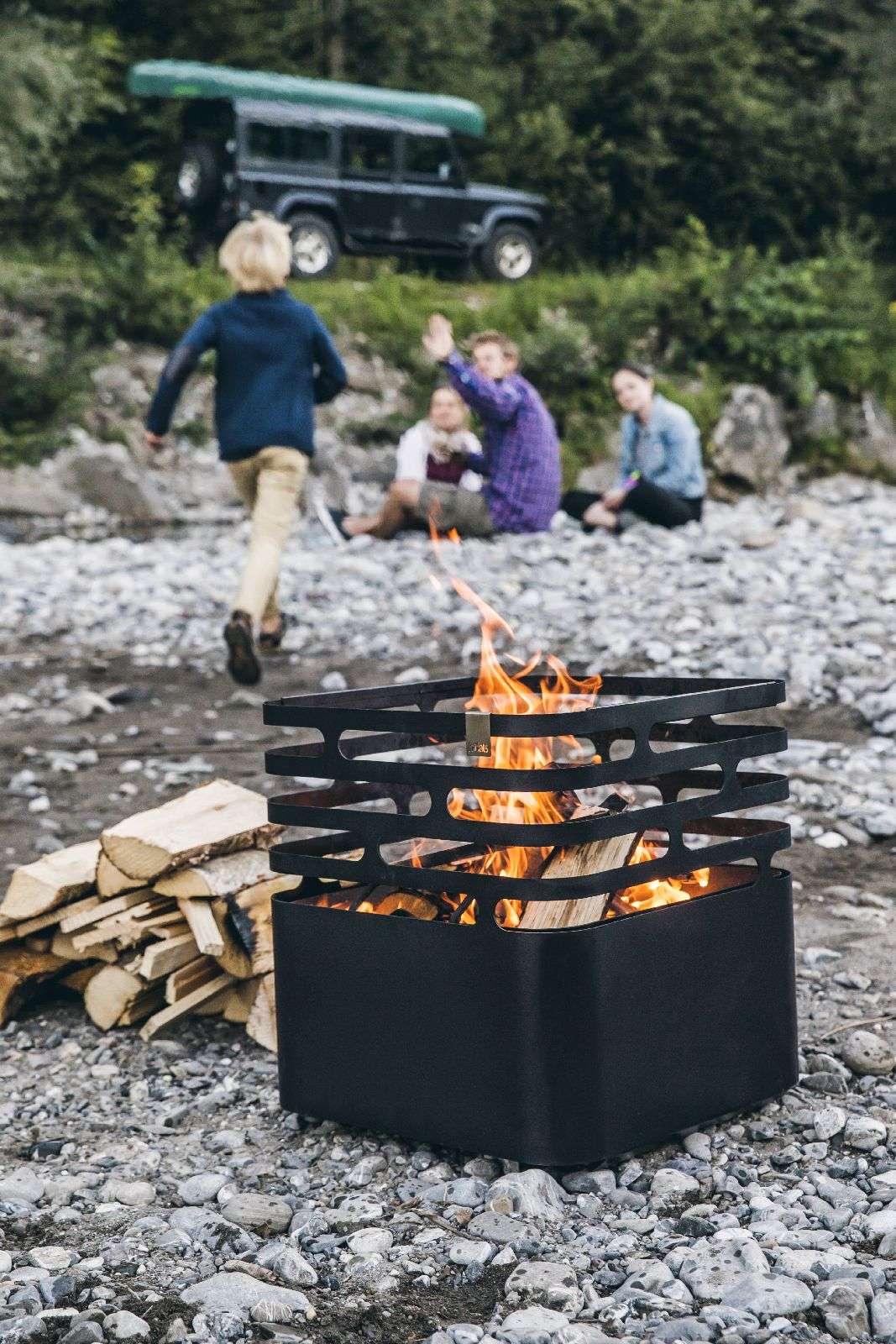 HÖFATS Cube Vuurkorf – Multifunctioneel Design voor Warmte en Stijl