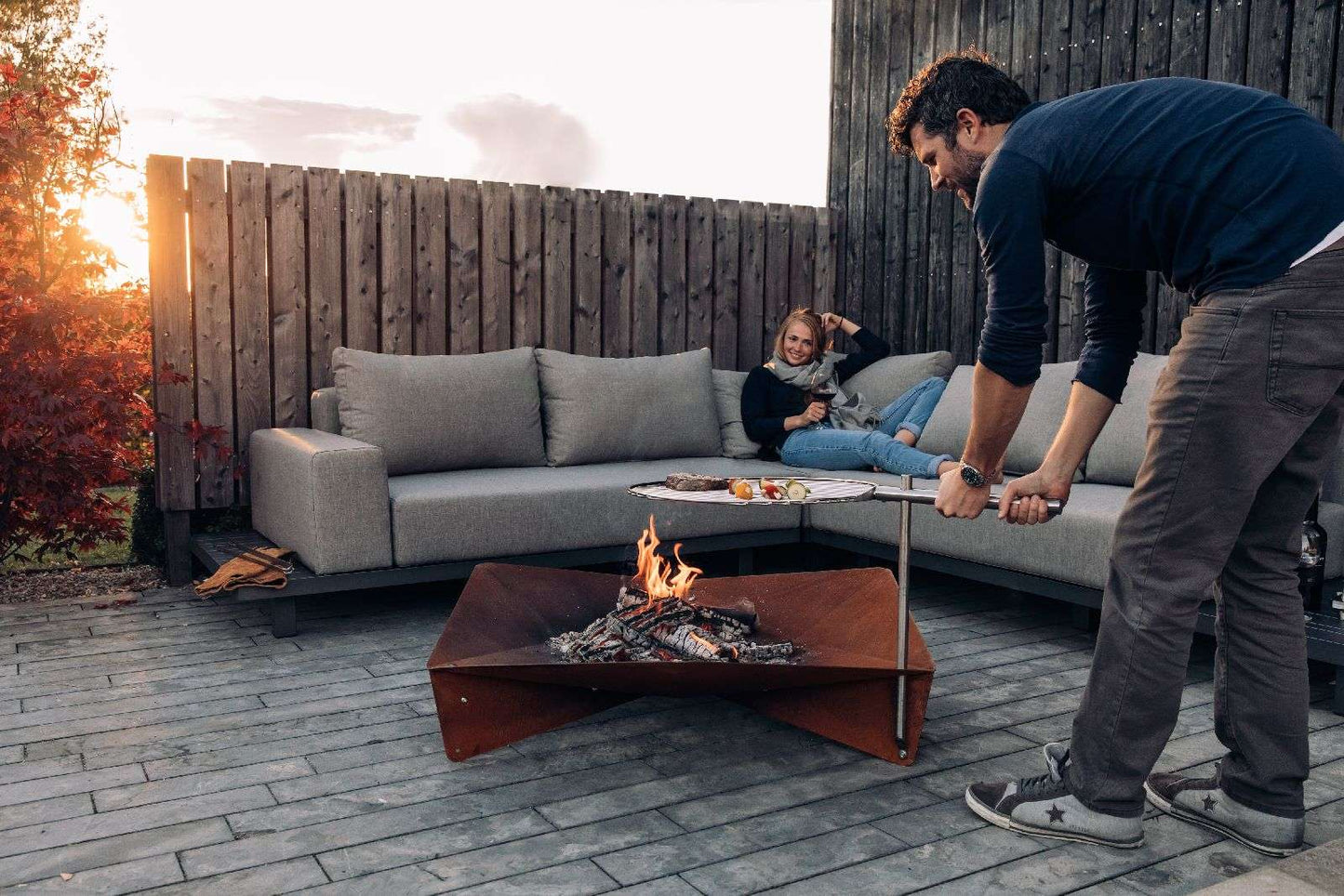 Höfats Triple 120 Vuurkorf – Cortenstaal Design met Barbecuefunctionaliteit voor de Moderne Buitenruimte