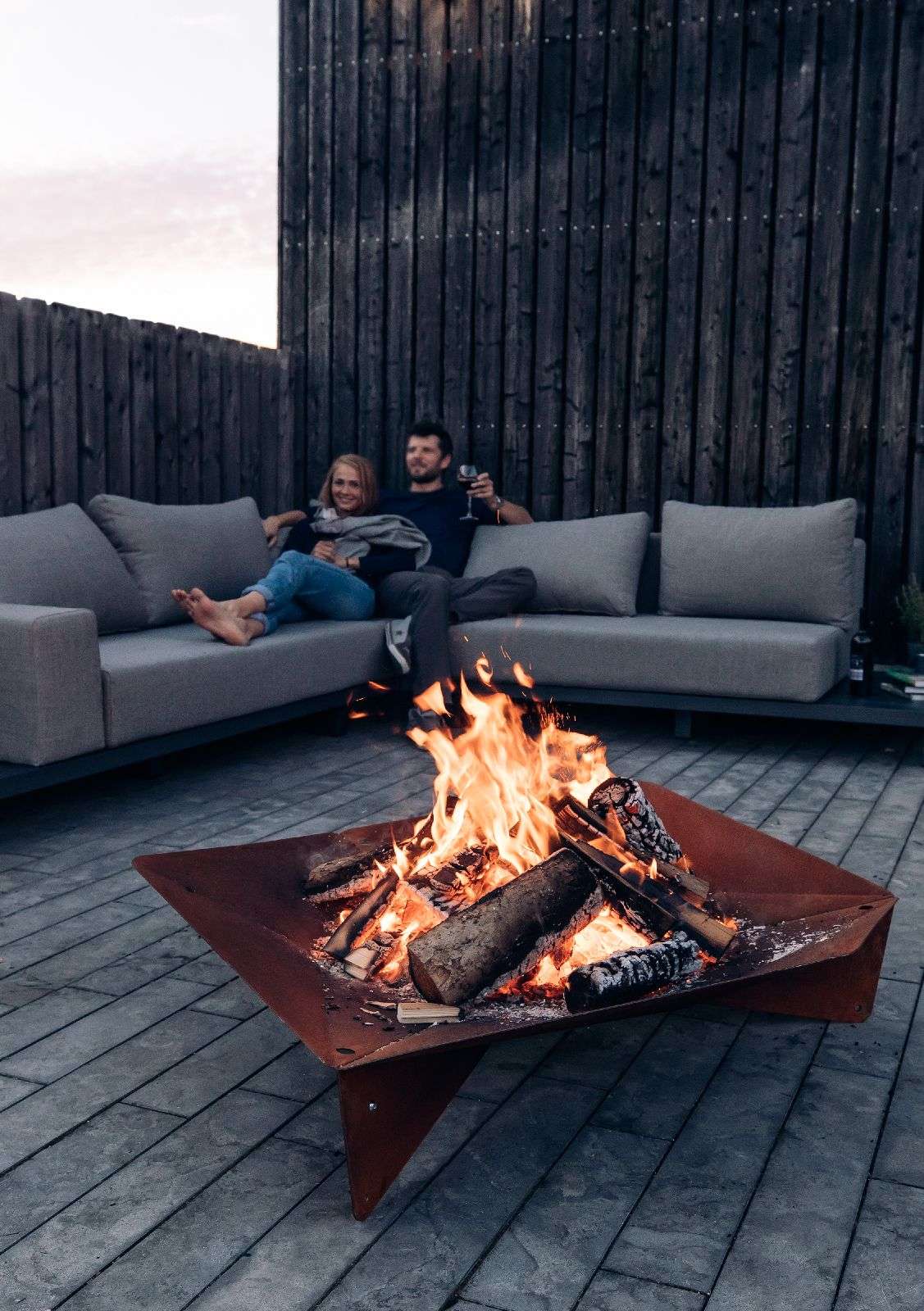 Höfats Triple 120 Vuurkorf – Cortenstaal Design met Barbecuefunctionaliteit voor de Moderne Buitenruimte