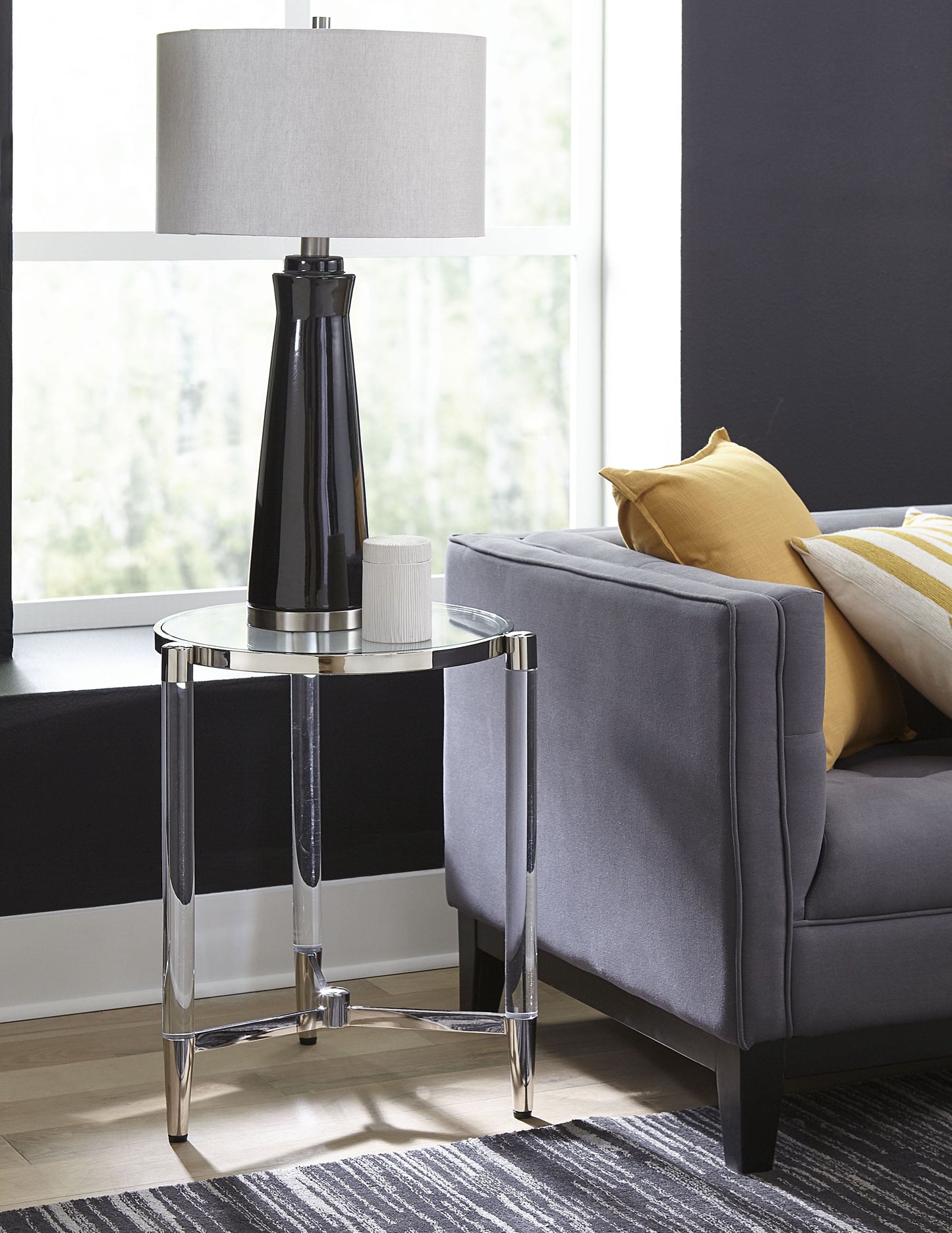 MARILYN GLASS ACRYLIC AND POLISHED STAINLESS STEEL END TABLE Franse Art Deco Glamour – Luxe Bijzettafel met Glazen Blad en Acryl Accenten