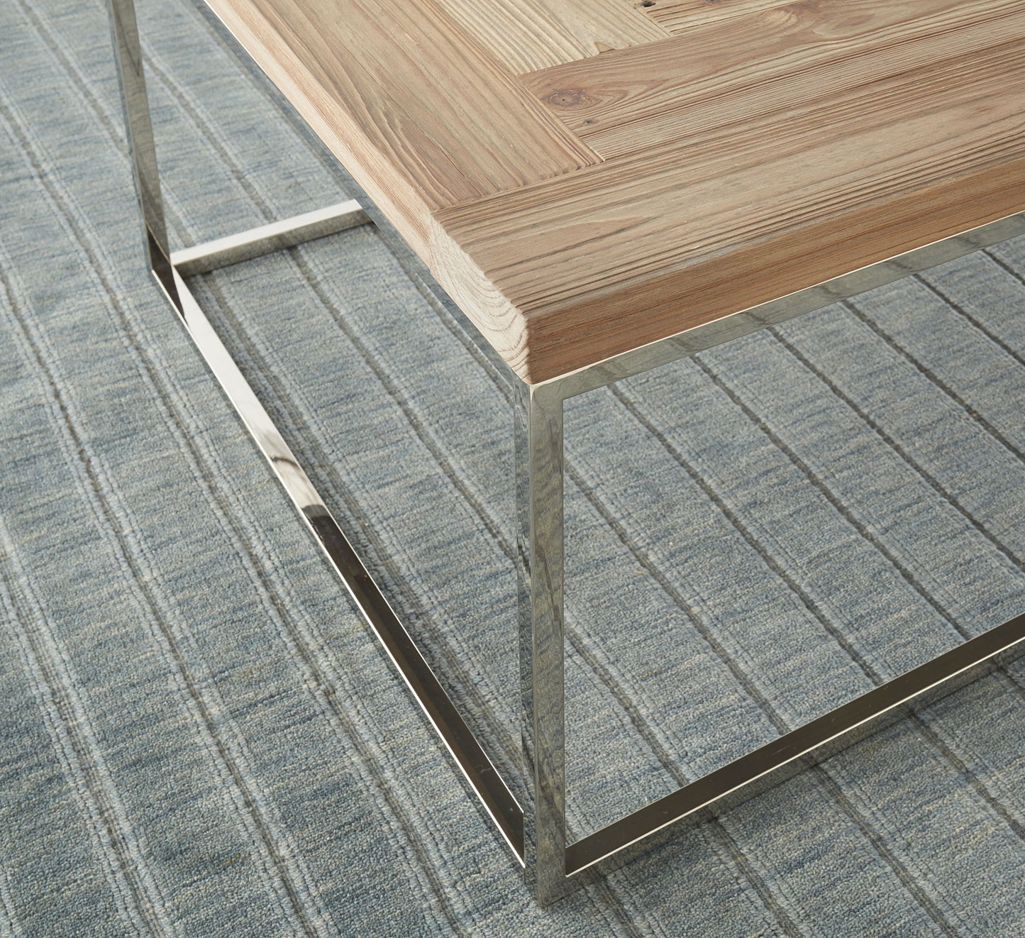 ACE RECLAIMED FIR AND POLISHED STAINLESS STEEL END TABLE Rustieke Warmte & Moderne Glans – Bijzettafel met Visgraatpatroon en RVS Basis