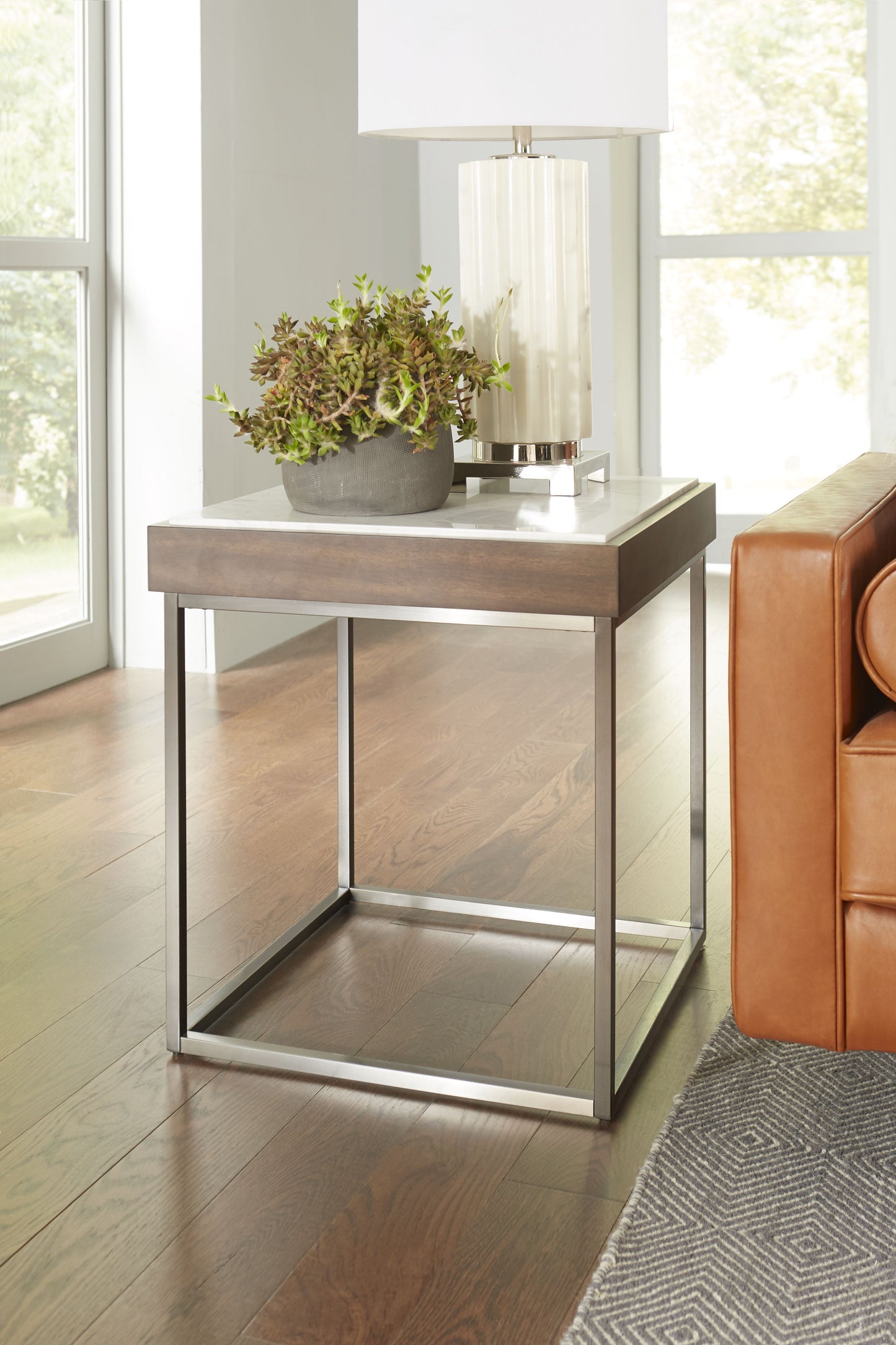 ENNIS END TABLE IN BROWN SABLE Eigentijdse Luxe – Dubbelbladige Bijzettafel met Jazz Marmer en Walnootfineer