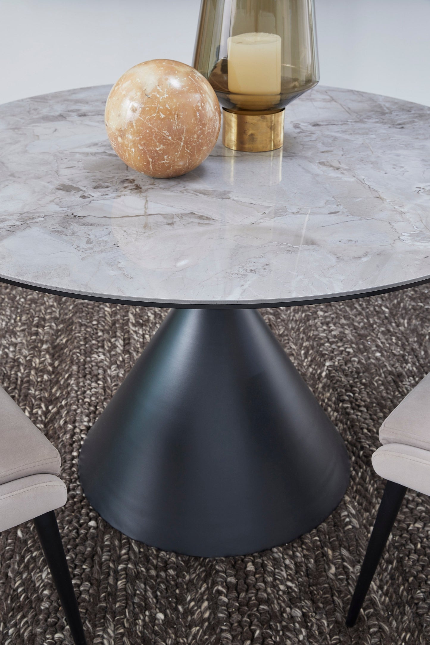 WINSTON STONE TOP METAL BASE ROUND DINING TABLE IN GRIGIO Stijlvol Tafelen met Karakter – Ronde Eettafel van Sintersteen en Staal