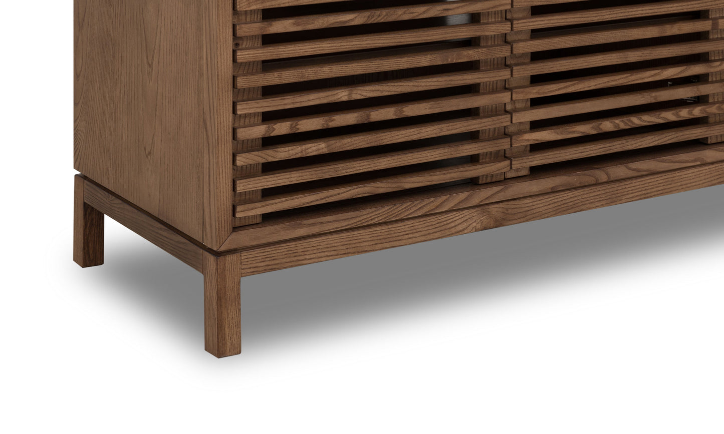 TANNER FOUR DOOR ASH WOOD MEDIA CONSOLE IN ROUX Japandi Perfectie in Aards Bruin – Slimme Mediakast met Stijl en Functionaliteit