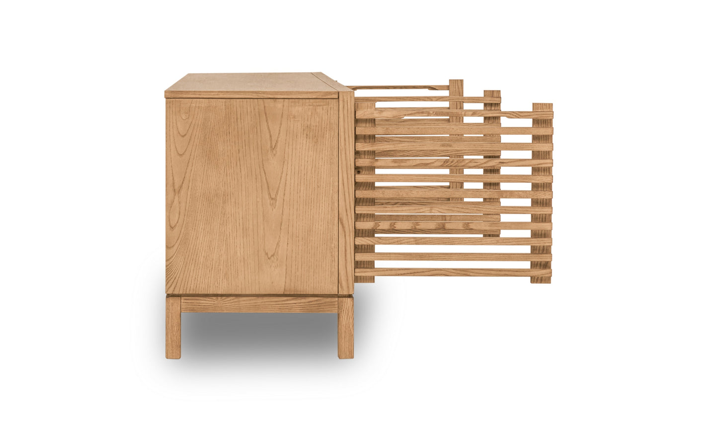 TANNER THREE DOOR MEDIA CONSOLE IN FLAXEN Japandi Stijl met Praktisch Design – Rustgevende Mediakast in Essenhout
