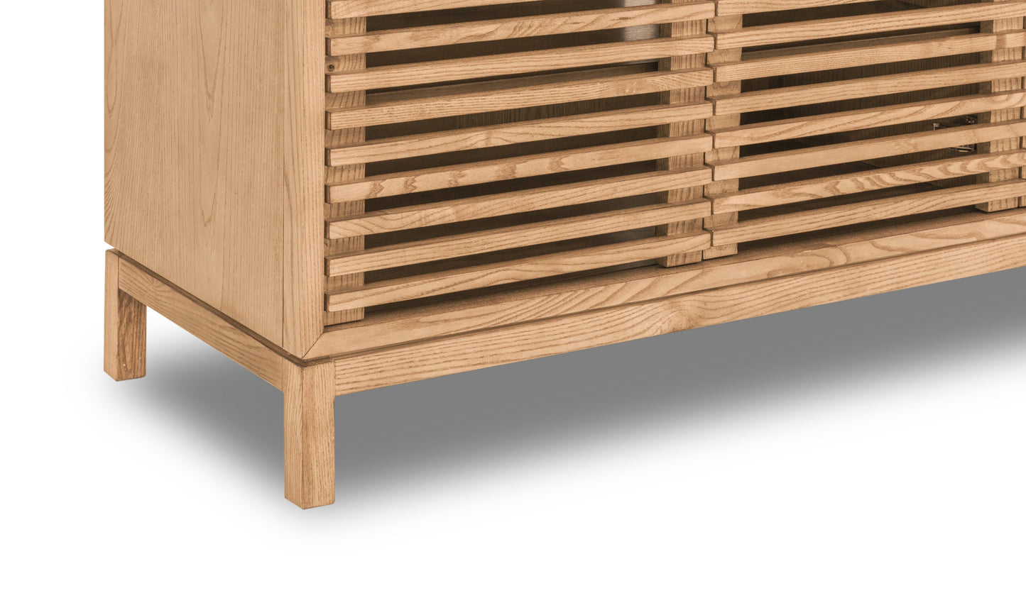 TANNER THREE DOOR MEDIA CONSOLE IN FLAXEN Japandi Stijl met Praktisch Design – Rustgevende Mediakast in Essenhout