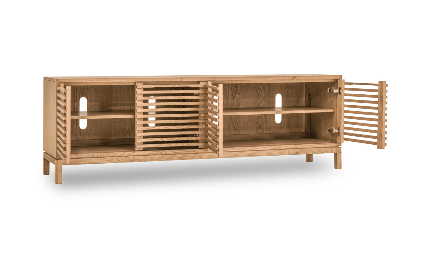 TANNER FOUR DOOR ASH WOOD MEDIA CONSOLE IN FLAXEN Japandi voor de Nieuwe Generatie – Stijlvolle Mediakast met Slimme Functionaliteit