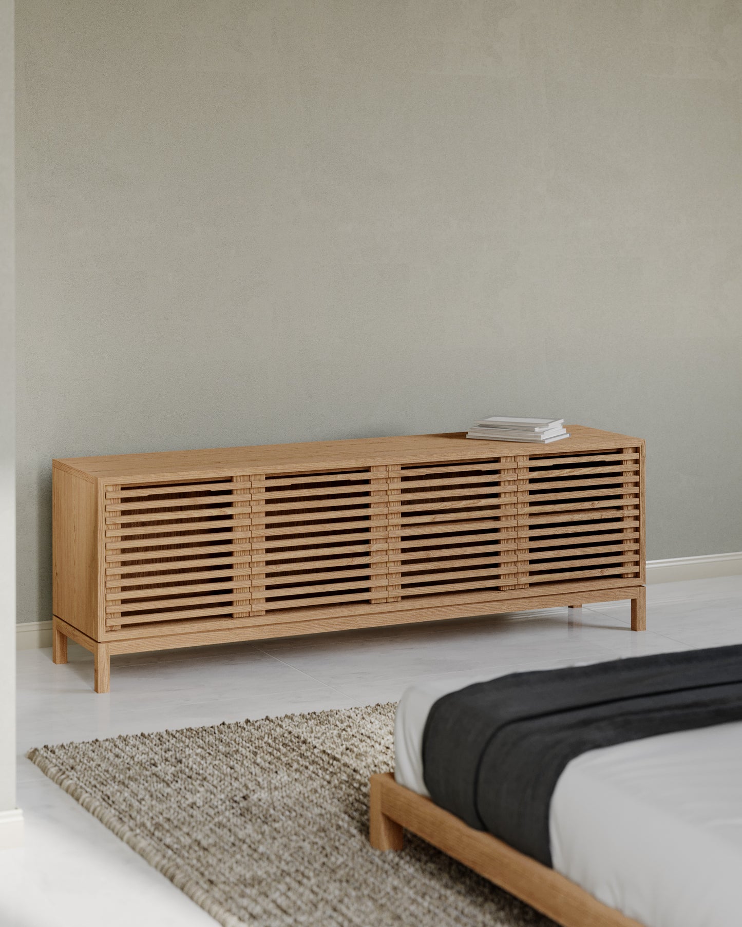 TANNER FOUR DOOR ASH WOOD MEDIA CONSOLE IN FLAXEN Japandi voor de Nieuwe Generatie – Stijlvolle Mediakast met Slimme Functionaliteit