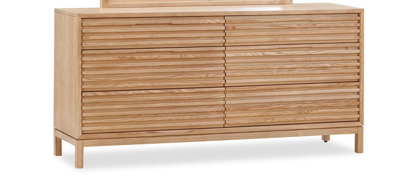 TANNER SIX DRAWER ASH WOOD DRESSER IN FLAXEN Minimalistische Klasse in Japandi-Stijl – Elegante Ladekast met Subtiele Details