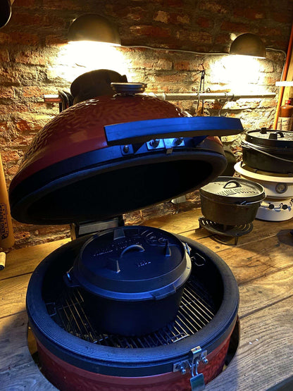 Valhal Outdoor Dutch Oven 8L – Platte Gietijzeren Alleskunner voor BBQ & Oven