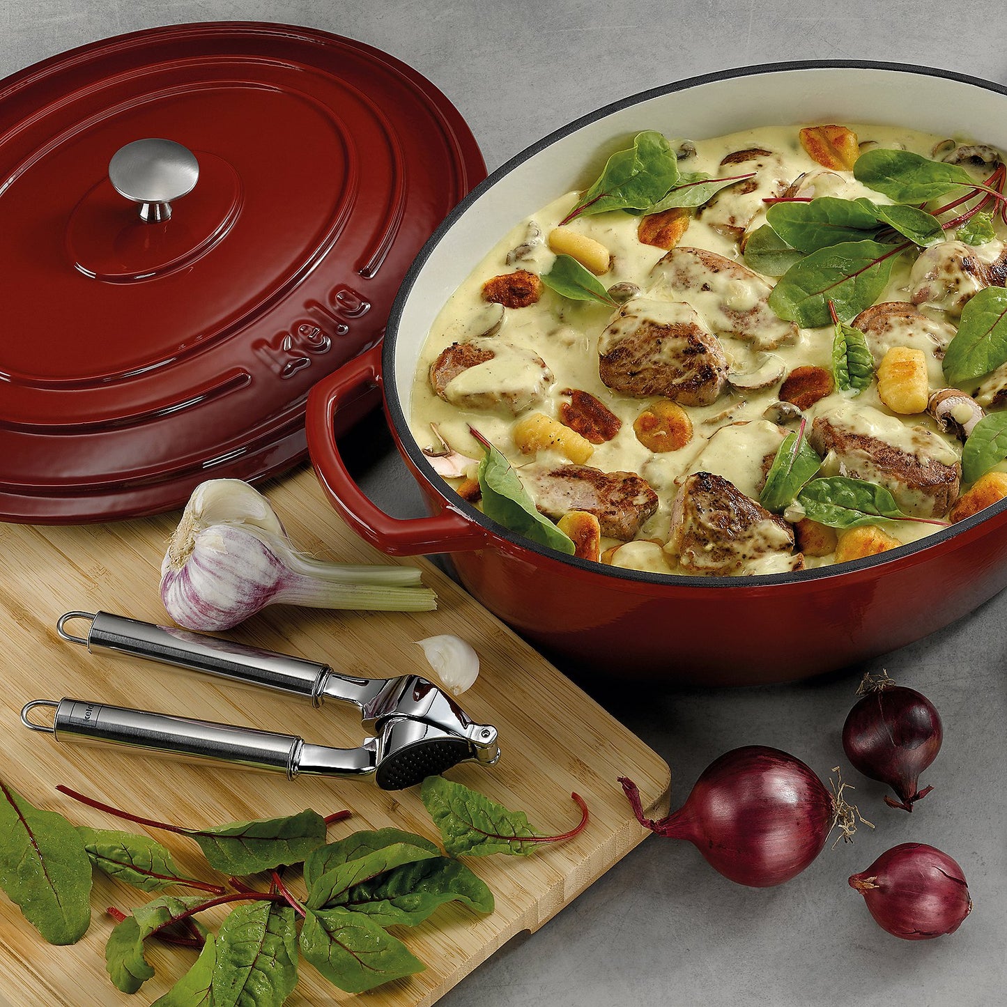KELA Calido Ovale Braadpan 33 × 26 cm (6,0 L) – Luxe gietijzer in opvallend rood met beige geëmailleerde binnenzijde