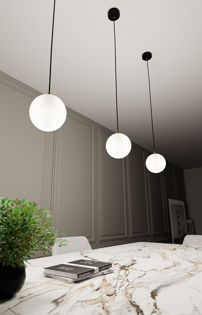 ROYAL 1 Black – Minimalistische plafondlamp met verfijnde gouden accenten
