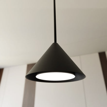 ELIT 1 Black – Minimalistische hanglamp met luxe gouden kernaccent