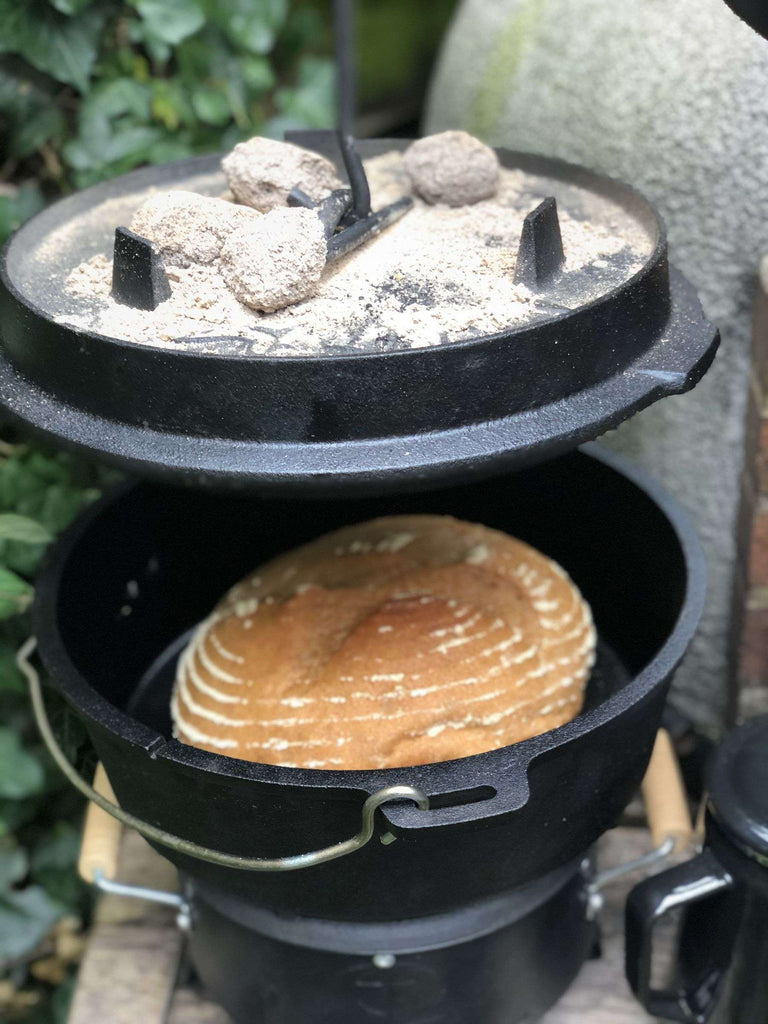 Valhal Outdoor Dutch Oven 8L – Platte Gietijzeren Alleskunner voor BBQ & Oven
