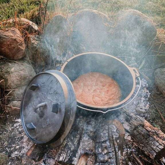 Valhal Outdoor Dutch Oven 8L – Platte Gietijzeren Alleskunner voor BBQ & Oven