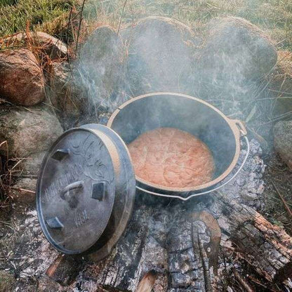 Valhal Outdoor Dutch Oven 8L – Platte Gietijzeren Alleskunner voor BBQ & Oven
