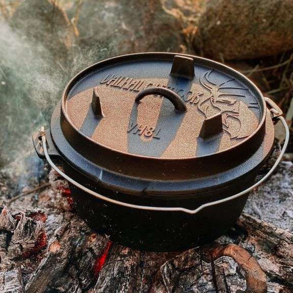 Valhal Outdoor Dutch Oven 8L – Platte Gietijzeren Alleskunner voor BBQ & Oven
