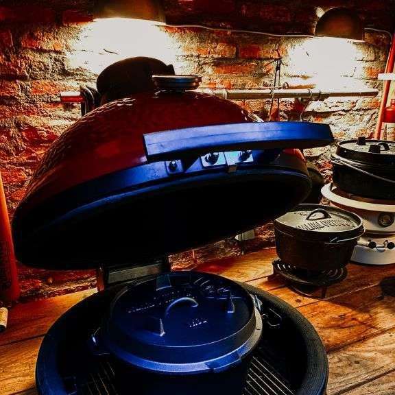 Valhal Outdoor Dutch Oven 8L – Platte Gietijzeren Alleskunner voor BBQ & Oven
