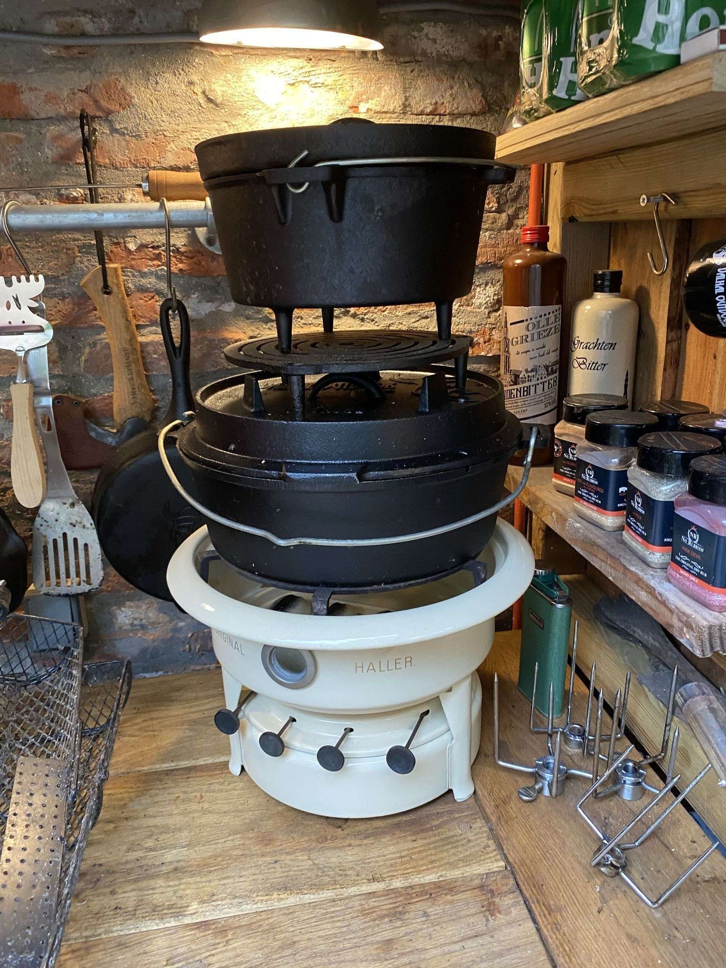 Valhal Outdoor Dutch Oven 8L – Platte Gietijzeren Alleskunner voor BBQ & Oven