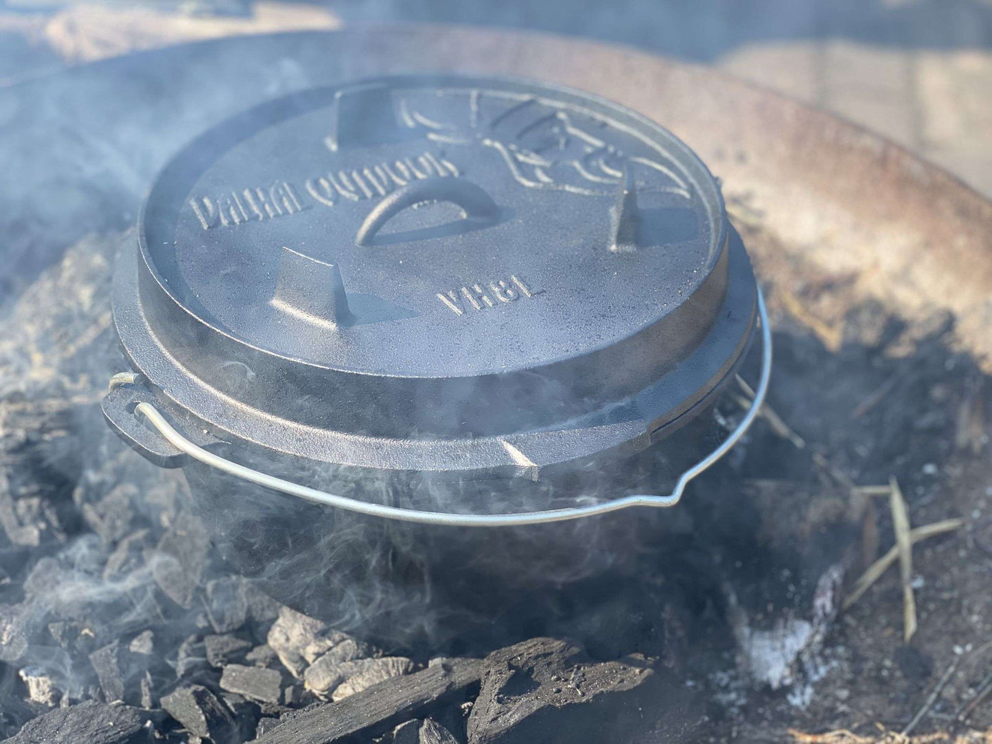 Valhal Outdoor Dutch Oven 8L – Platte Gietijzeren Alleskunner voor BBQ & Oven