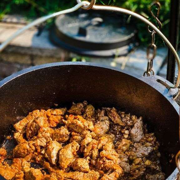 Valhal Outdoor Dutch Oven 8L – Platte Gietijzeren Alleskunner voor BBQ & Oven