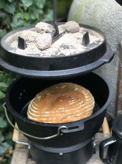 Valhal Outdoor Dutch Oven 8L – Platte Gietijzeren Alleskunner voor BBQ & Oven