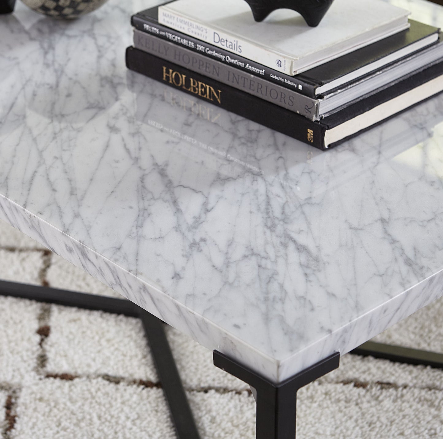 SAXON CONSOLE TABLE IN CARRARA MARBLE AND MATTE BLACK Natuurlijke Luxe Ontmoet Industrieel Design – Strakke Console met Marmeren Blad