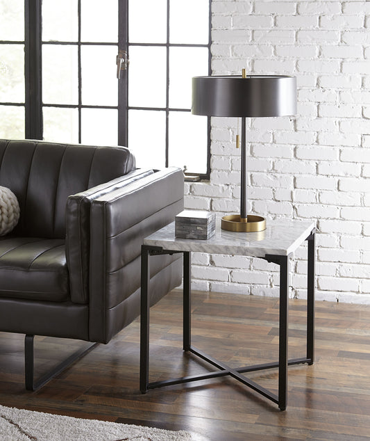 SAXON END TABLE IN CARRARA MARBLE AND MATTE BLACK Industrieel Design met Natuurlijke Luxe – Compacte Blikvanger met Marmeren Blad