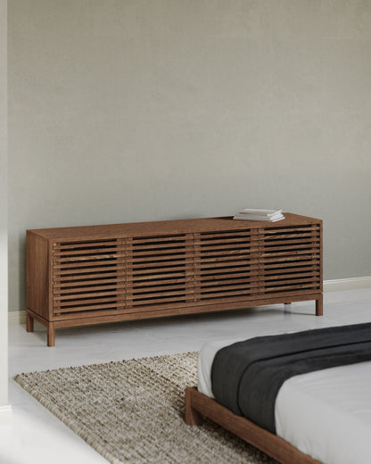 TANNER FOUR DOOR ASH WOOD MEDIA CONSOLE IN ROUX Japandi Perfectie in Aards Bruin – Slimme Mediakast met Stijl en Functionaliteit