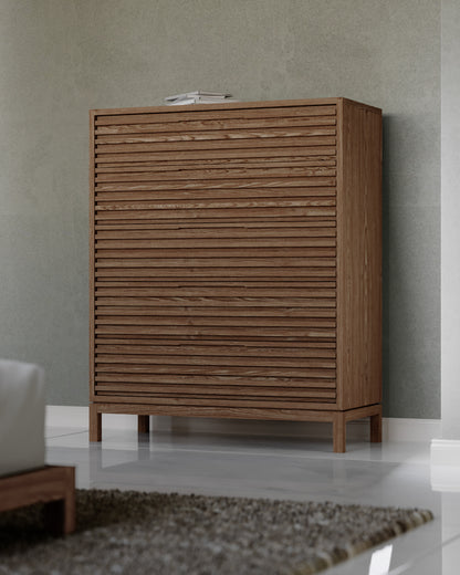 TANNER FIVE DRAWER ASH WOOD CHEST IN ROUX Japandi Vormgeving met Functionele Luxe – Hoogwaardige Ladekast in Warm Essenhout