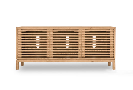 TANNER THREE DOOR MEDIA CONSOLE IN FLAXEN Japandi Stijl met Praktisch Design – Rustgevende Mediakast in Essenhout